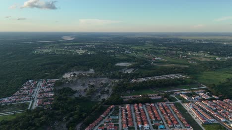 Über-Der-Ruhe-Schweben:-Drohnenansicht-Von-Landhäusern