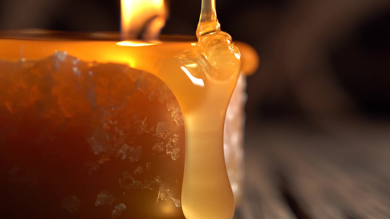 Macro di candela arancione che si scioglie con cristalli di sale