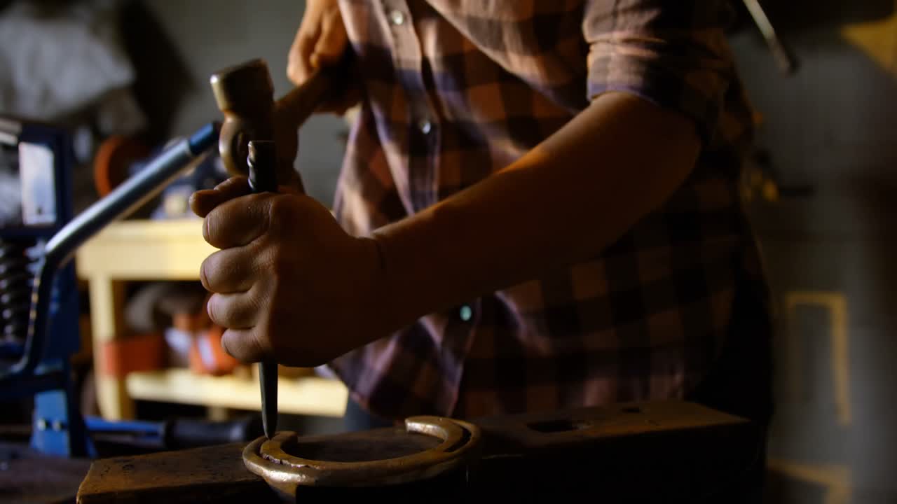 metalúrgica moldeando herradura en la fábrica 4k