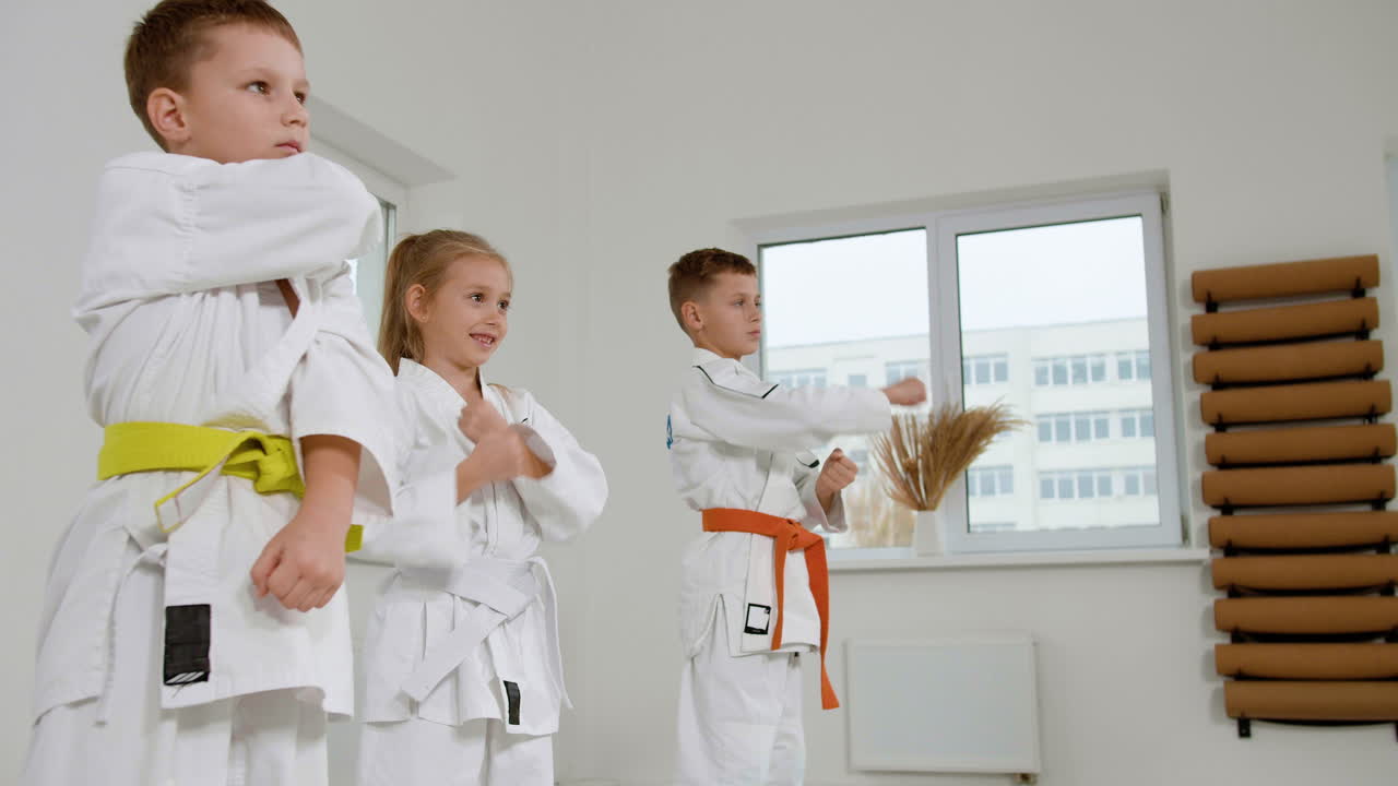 близкий взгляд на кавказского мальчика в белом кимоно