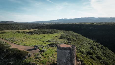 Clip-épico-De-Drones-Torre-Foghe-Cerdeña