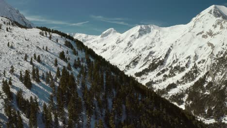 Pistas-De-Esquí-Nevadas-Paisaje-Invernal-En-Las-Montañas-De-Bulgaria,-Antena