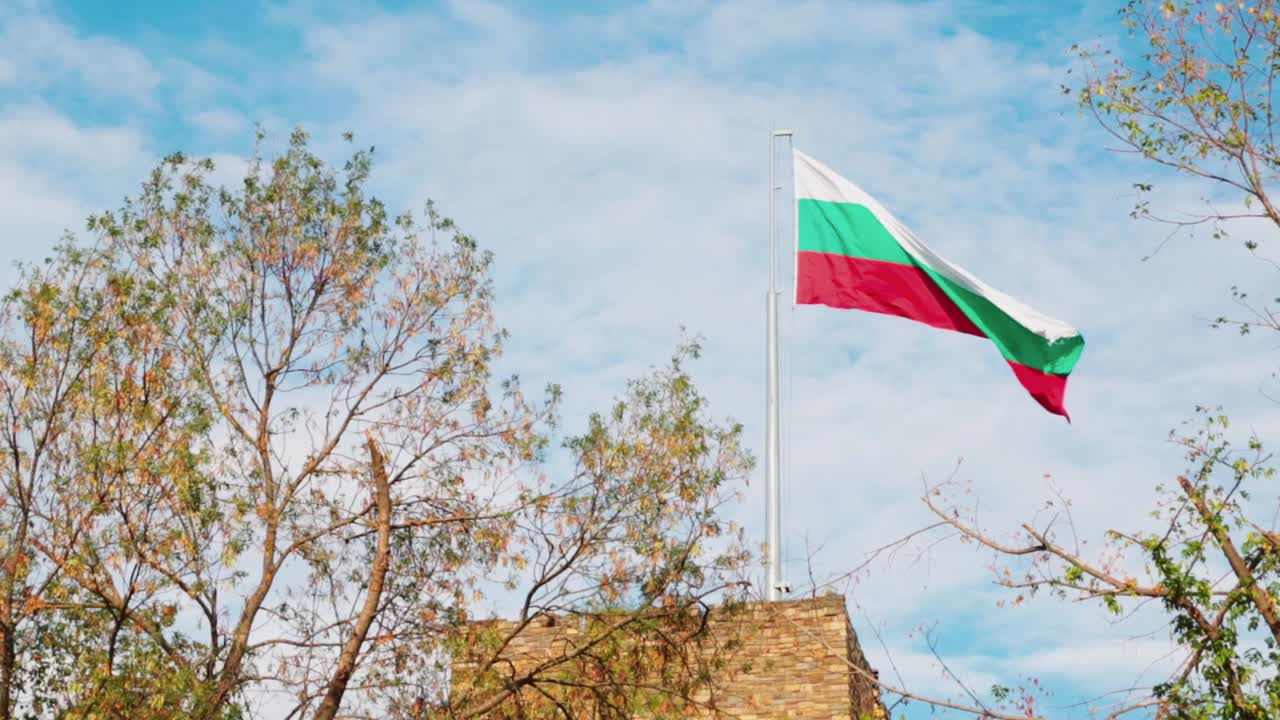 La bandiera bulgara che sventola in una giornata ventosa