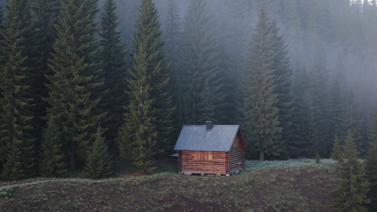 la cabaña de la montaña de la niebla