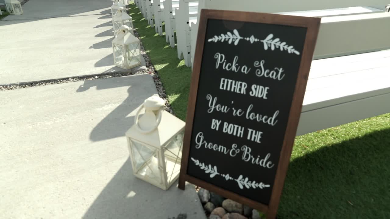 hermosa decoración de bodas al aire libre con un letrero de asientos en el centro de eventos le belvadere en wakefield, quebec
