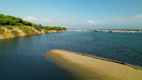 Fliegen-über-Den-Fluss-Piedra-Mit-Marina-In-Der-Ferne-In-Der-Nähe-Von-El-Rompido-In-Huelva,-Andalusien,-Spanien