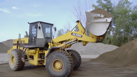 cargador de ruedas trabajando en un sitio de construcción