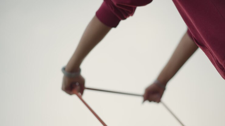 Atleta si allena all'aperto, persona caucasica che pratica sport eseguendo esercizi con fascia per gli arti inferiori nella natura, sessione di allenamento all'aperto incentrata su esercizi di resistenza per anche e gambe con controllo del core