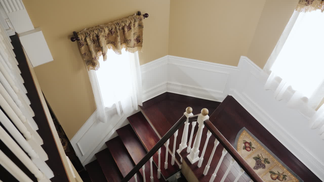 젊은 다민족 부부가 상자를 들고 계단을 올라간다 02