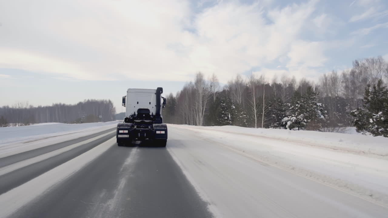 눈 인 도로 에서 겨울 트럭 을 운전 하는 것