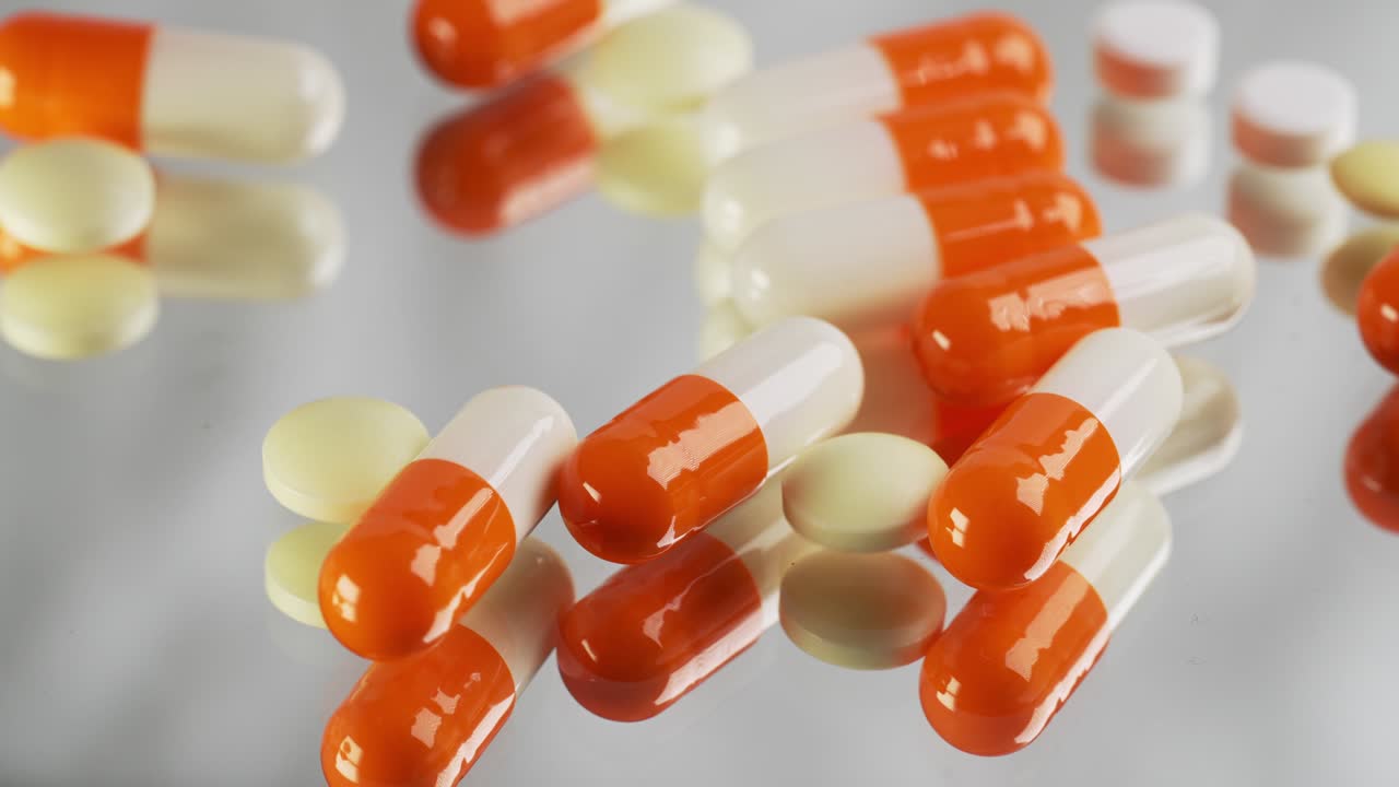 검은 테이블에 있는 다양한 약