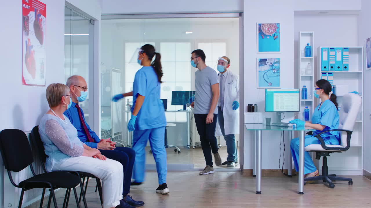 consulta con el médico de la pareja durante el coronavirus