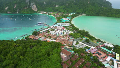 Drohnen-Umlaufbahn-Nach-Oben-Neigen,-Koh-Phi-Phi-Hafen-Und-Landenge-Errichten,-Bebaut-Mit-Gebäuden-Und-Hotels