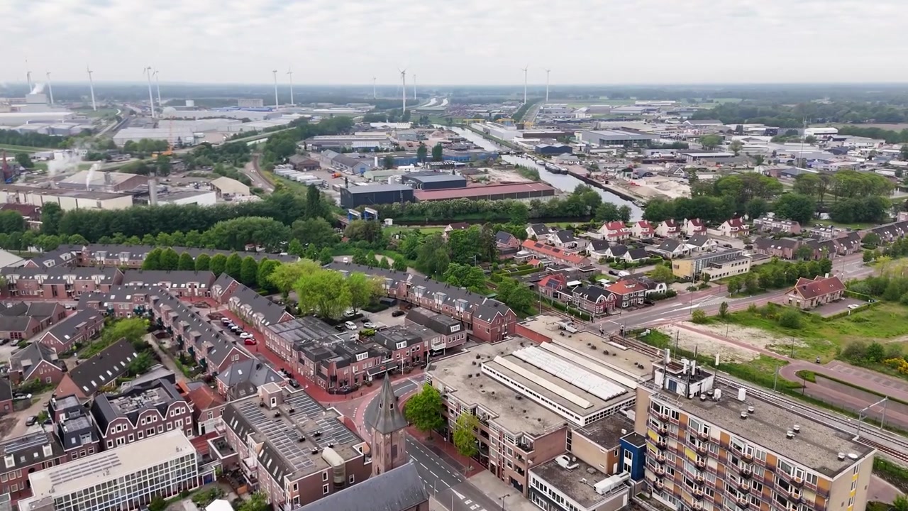 Vista aerea di una città olandese con area industriale e turbine eoliche