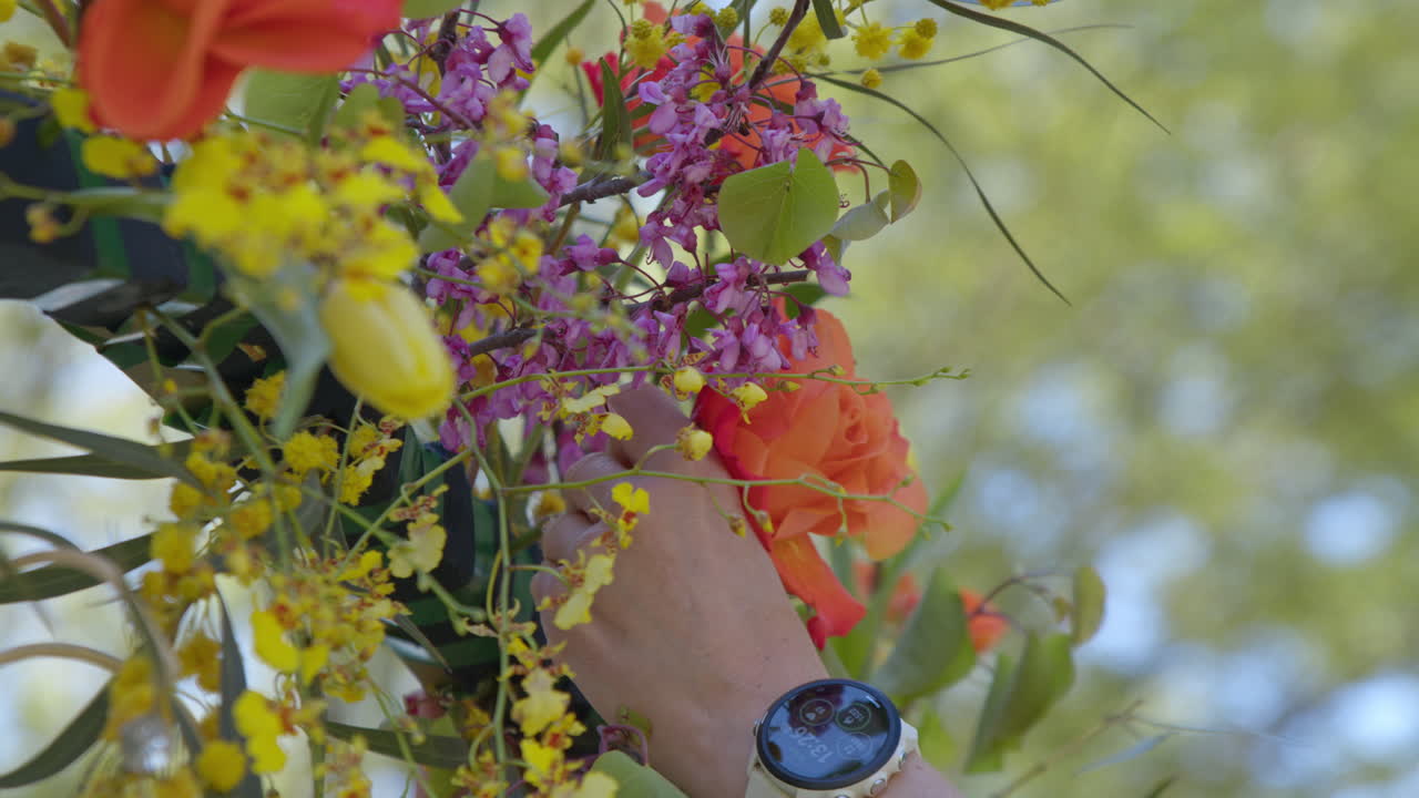 Blomsterhandler dekorerer bryllupsdag med vilde blomster