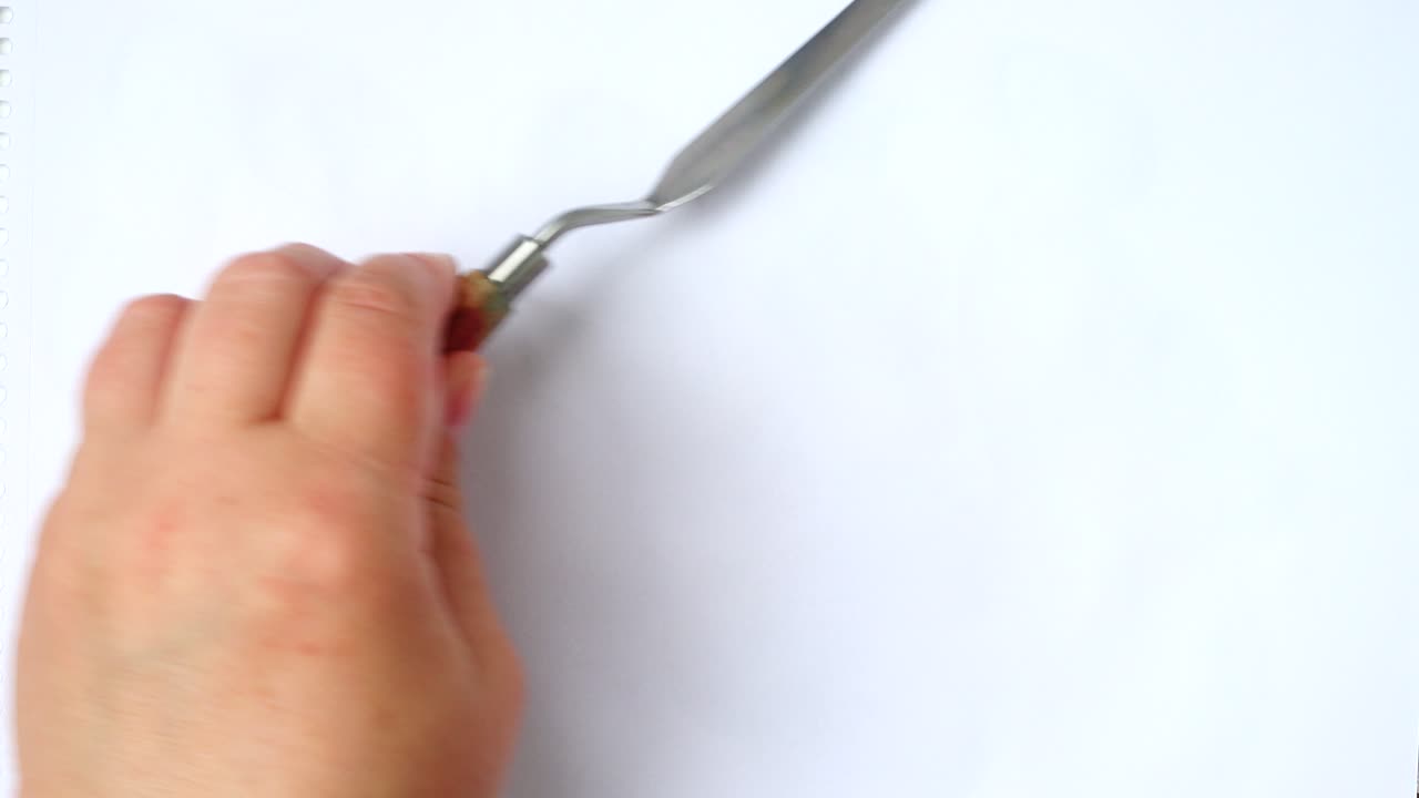 Художник рисует абстрактный фон акрилом