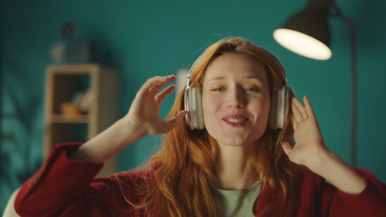 mujer divirtiéndose en casa