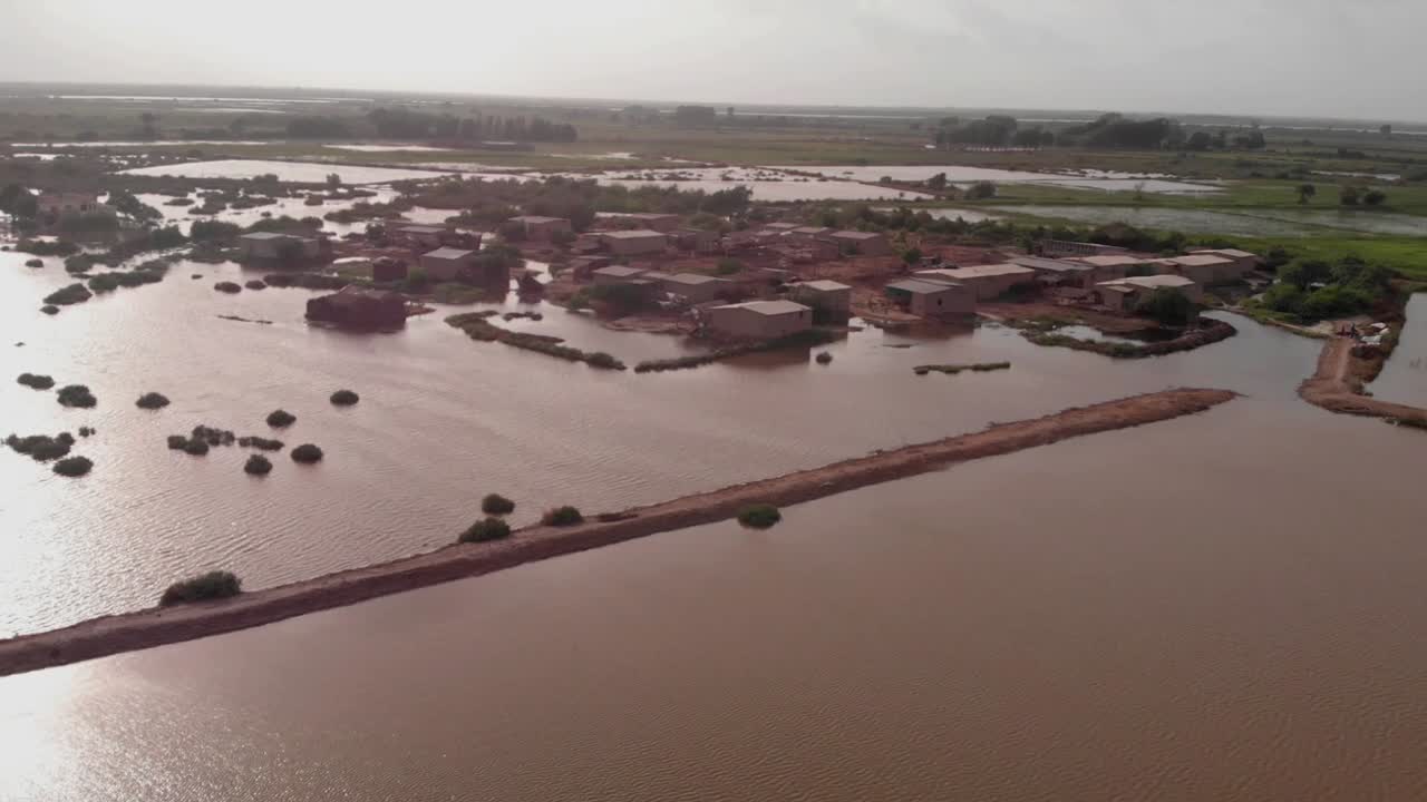 Dopo inondazioni senza precedenti causate dal cambiamento climatico che hanno sommerso un terzo della nazione, le persone nel Pakistan meridionale stanno ora affrontando ancora più distruzione.