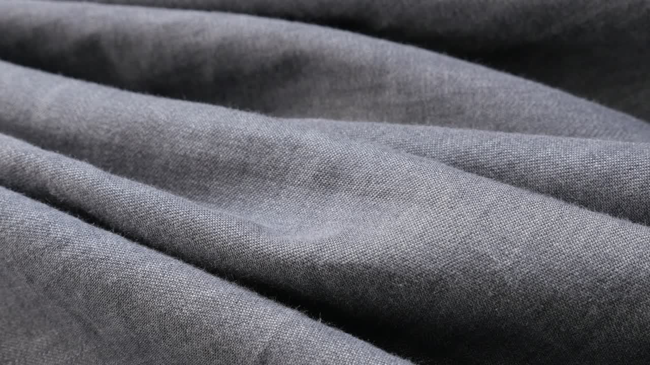 superficie de pantalones vaqueros grises finos y sedosos detalles de primer plano inclinación lenta 3840x2160 imágenes de ultrahd - detallada camisa o pantalones grises textura de denim fondo 4k 2160p 30fps video de inclinación uhd