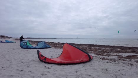 preparativos de kitesurf en la ventosa playa de lomma en suecia