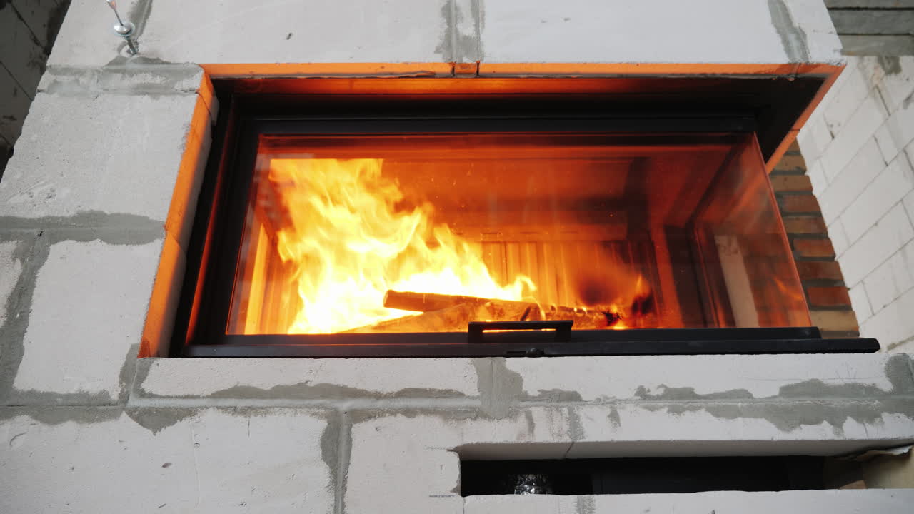 벽난로에는 장작이 타고 있다 현대식 벽난로에는 아름다운 불꽃이 있다