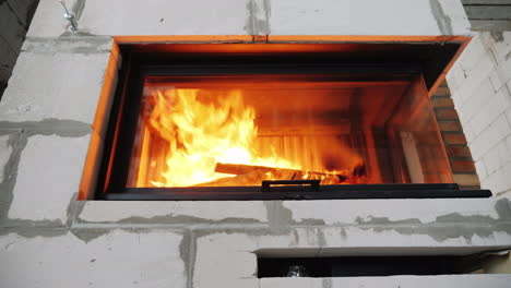 Im-Kamin-Brennt-Brennholz-Schöne-Flamme-Im-Modernen-Kamin