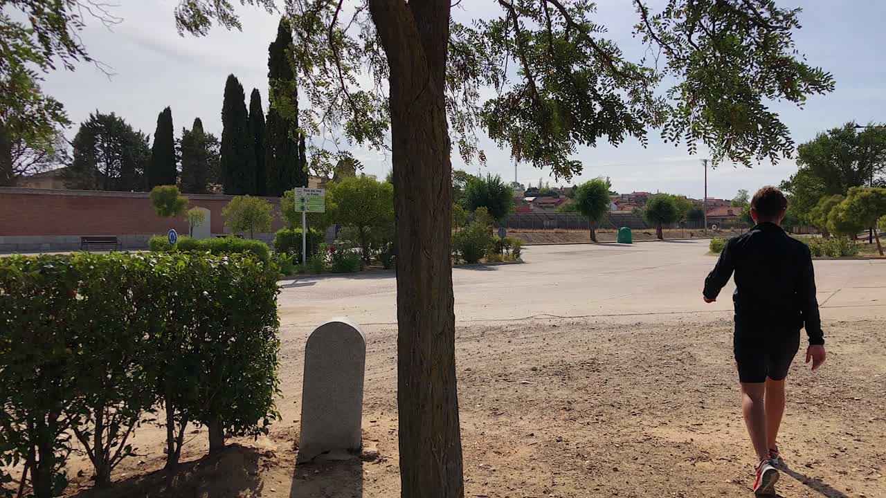 hombre explorando el campo en una mañana de septiembre