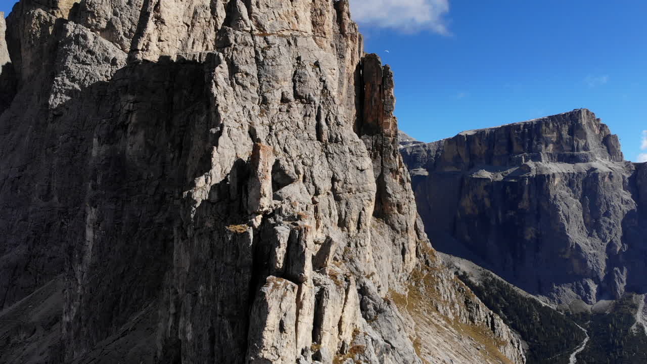 drone volando hacia la cordillera dolomita en italia