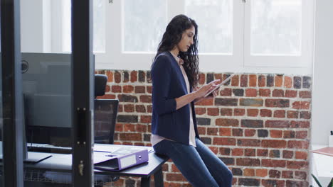 Porträt-Einer-Frau,-Die-Im-Büro-Ein-Digitales-Tablet-Verwendet