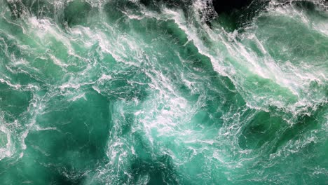 ondas azuis de água do rio e do mar se encontram durante a maré alta e a maré baixa.