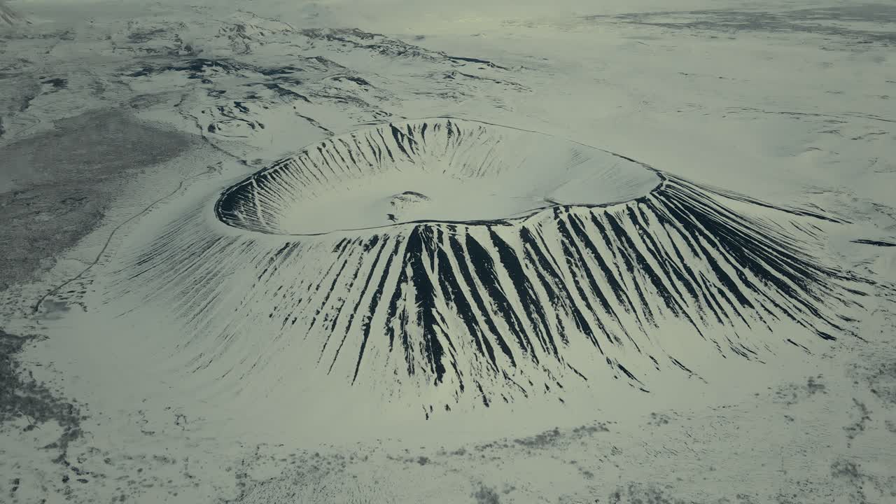 Vista aerea di un cratere vulcanico innevato in inverno