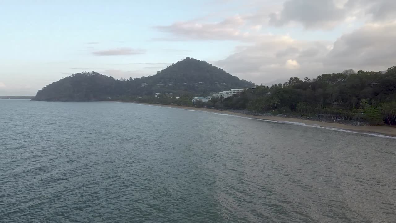 antena sobre las aguas del océano en trinity beach