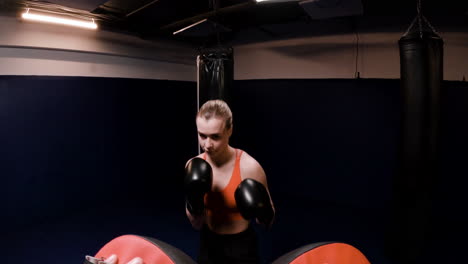 sesión de entrenamiento de boxeo femenino