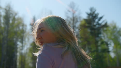 Mujer en un bosque