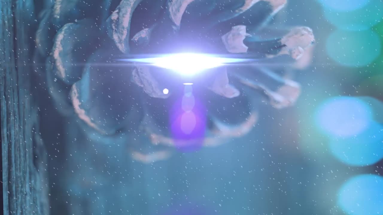 animación de la luz que se mueve sobre el cono de pino en una superficie de madera