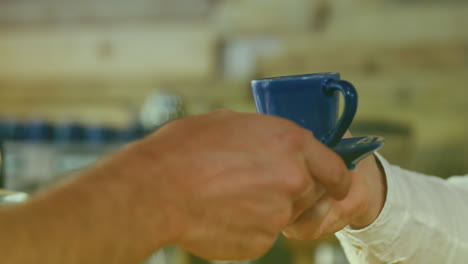 animación de un trabajador masculino biracial dando café al cliente