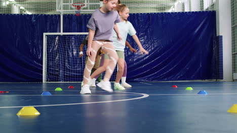 niños entrenando en el interior
