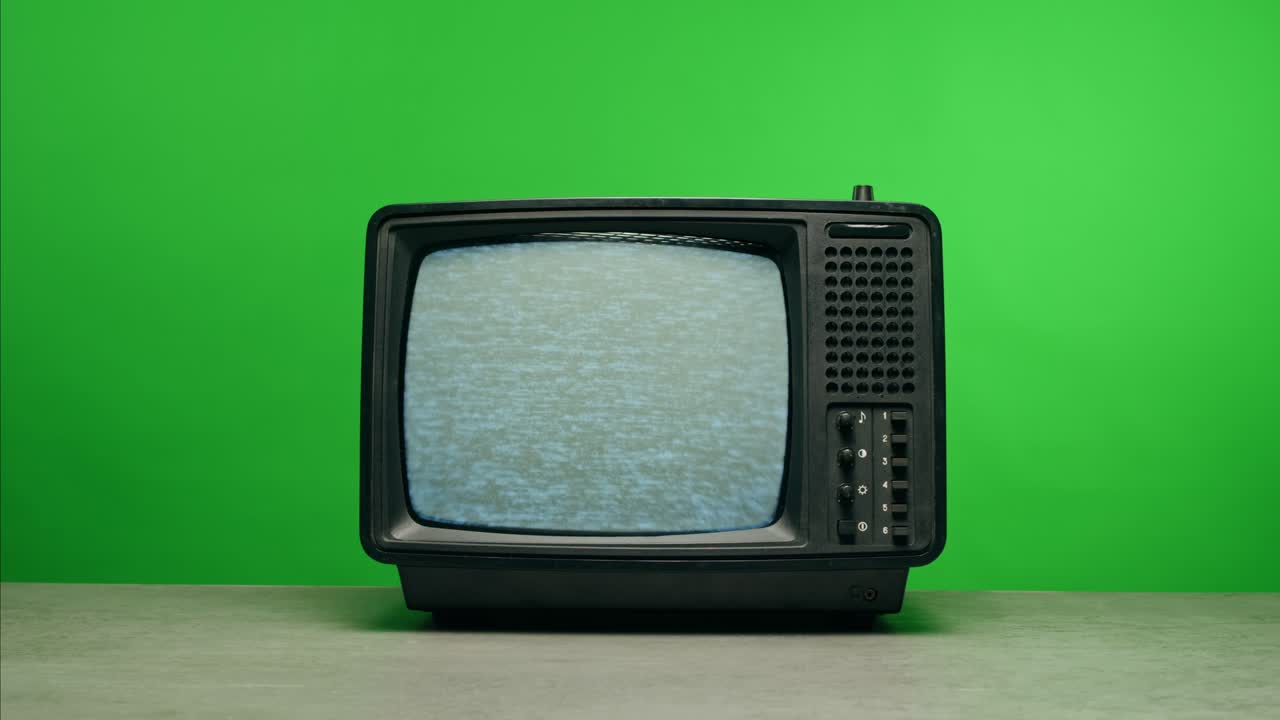 Una TV retrò che mostra la neve, creando un'atmosfera vintage nostalgica con tonalità blu e verdi