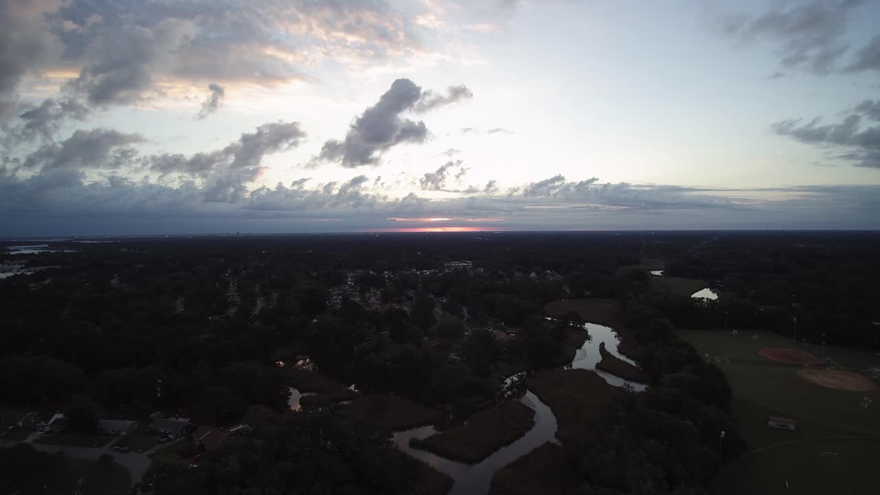 lapso de tiempo matutino al amanecer sobre el entorno suburbano y los humedales de marea