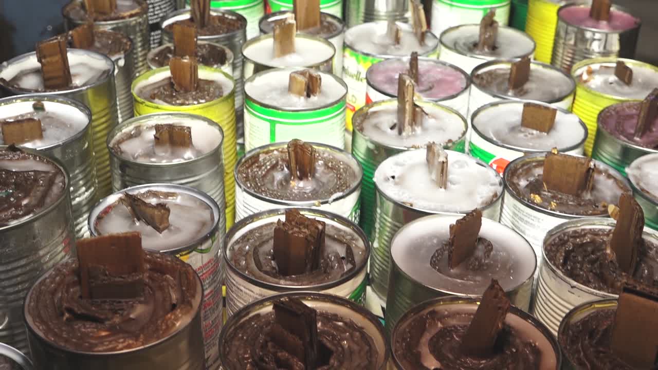 참호 양초는 자원 봉사 도우미가 만듭니다.