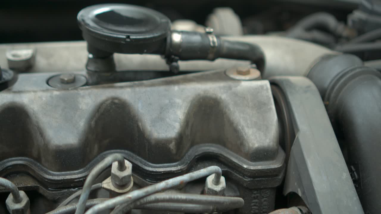 oli에서 더러운 자동차의 오래된 엔진 부품