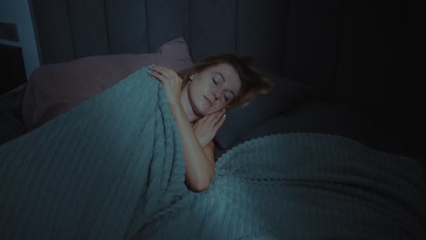 mujer durmiendo en la cama por la noche