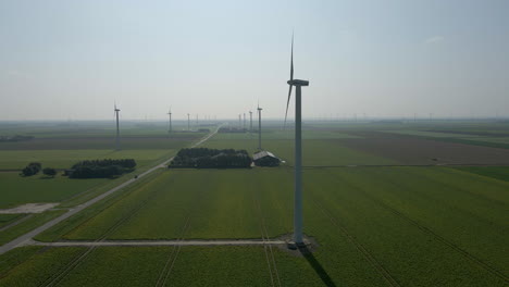 Jib-Arriba-De-La-Turbina-Eólica-Giratoria-En-El-Parque-De-Molinos-De-Viento