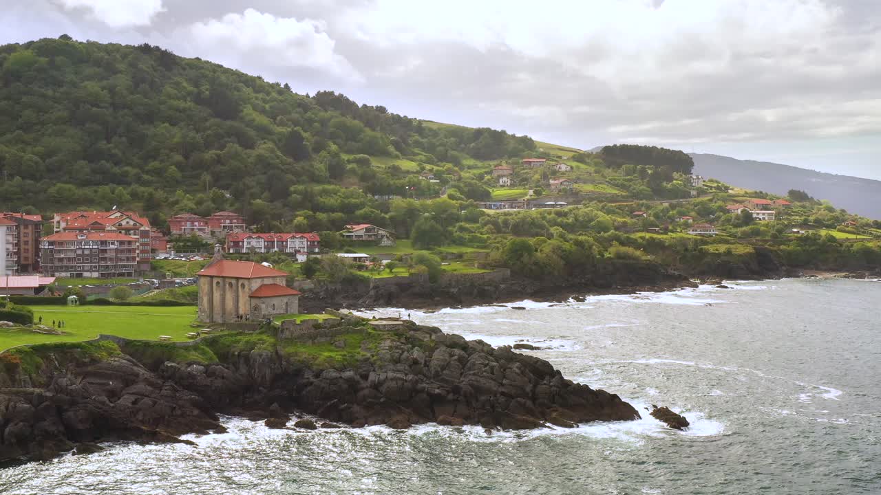 вид с беспилотника на биосферный заповедник урдайбай в мудаке в стране басков