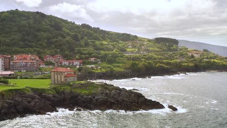 vista aérea de drones de la reserva de la biosfera de urdaibai en mudaka en el país vasco