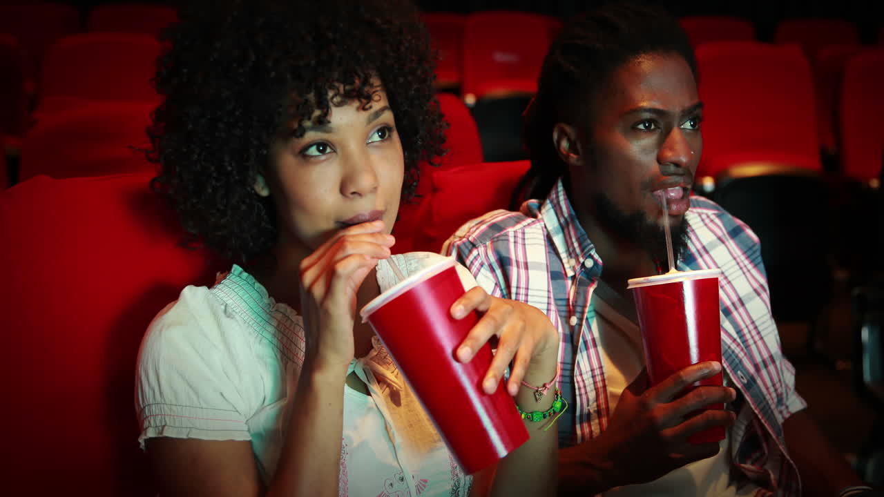 amici che guardano un film