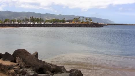 Lentamente-De-Izquierda-A-Derecha-A-Través-De-Una-Bahía-Tranquila,-Con-Suaves-Ondas-Del-Viento-En-El-Agua