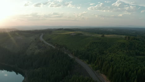 Clackamas-fluss-Mit-Grünem-Wald-Während-Eines-Sonnenuntergangs