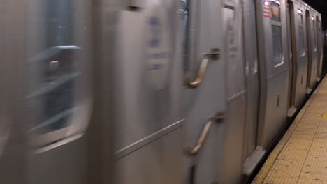 tren subterráneo saliendo de la estación, volando por