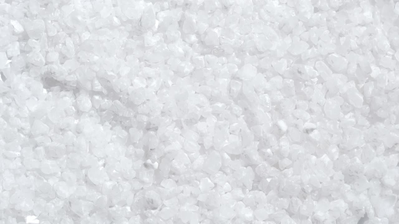 광물 위에 물 표면에 파동을 일으키는 물방울